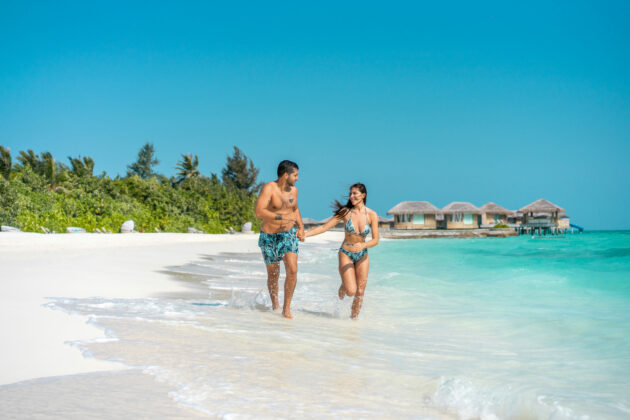 IM Studio photography Couple running along the shore